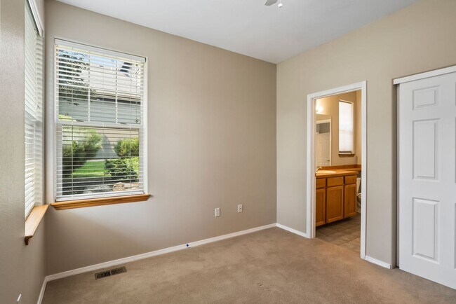 Building Photo - Beautiful Eagle Crest Home with Stunning Views and High-End Features!