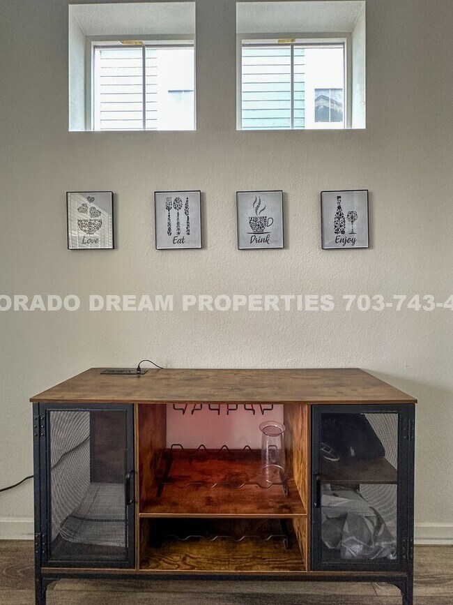 Building Photo - Luxurious fully-furnished home in Dove Vil...