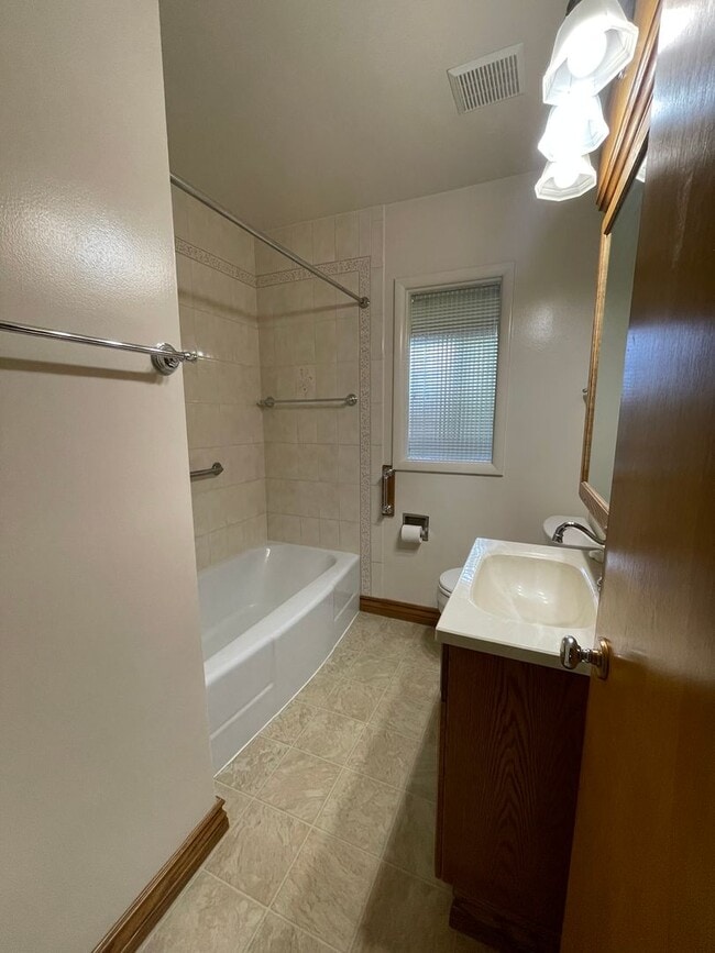 Building Photo - 2310 Fox Dr