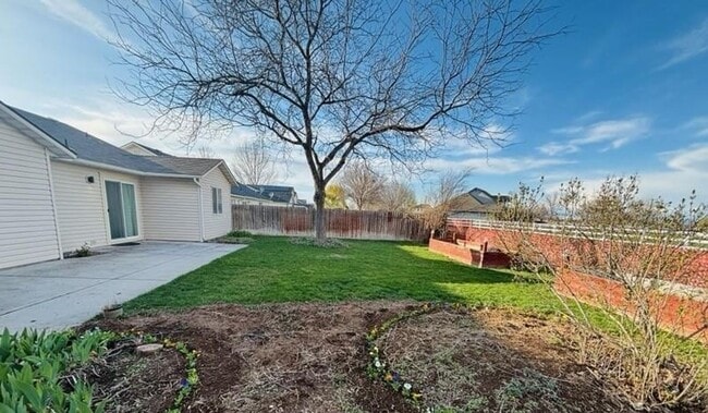 Building Photo - Welcome to this spacious 5-bedroom, 2-bathroom home in Nampa, ID