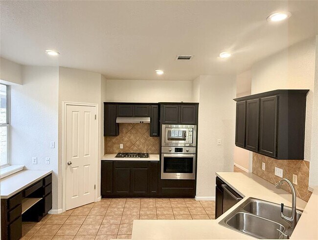 Building Photo - 5639 Taylorcrest Dr