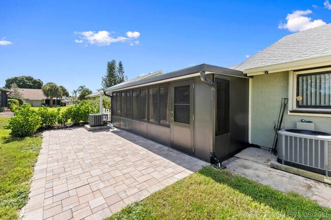 Building Photo - 1431 SE Berwick Ct