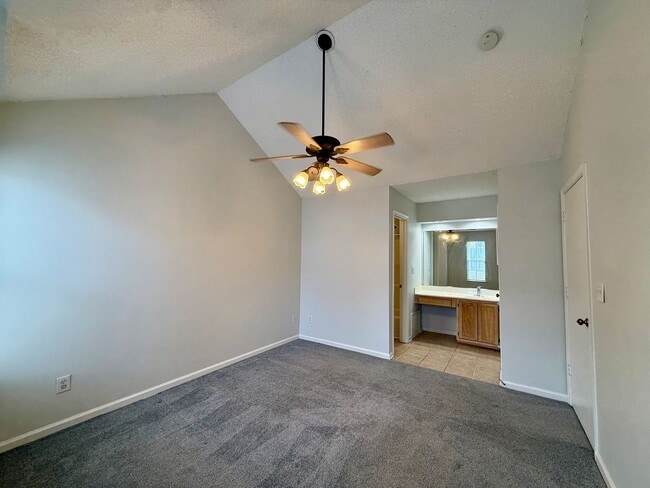 Building Photo - Bright and spacious 2 bed, 2.5 bath condo in the heart of Virginia Beach!