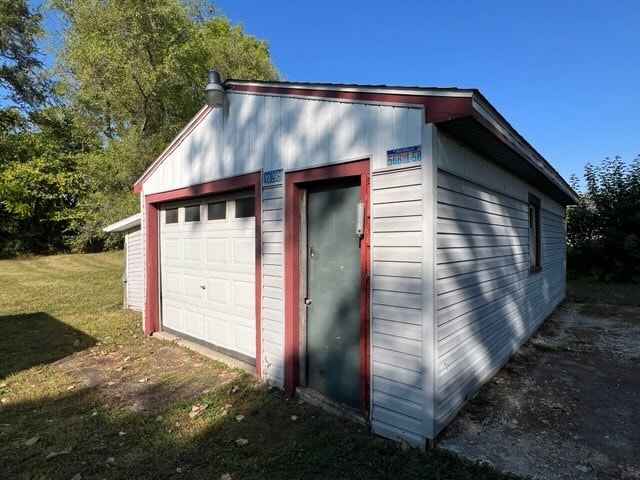 Garage - 2710 E Beecher St