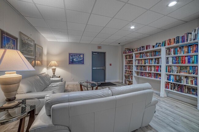 Building Photo - 405 N Ocean Blvd
