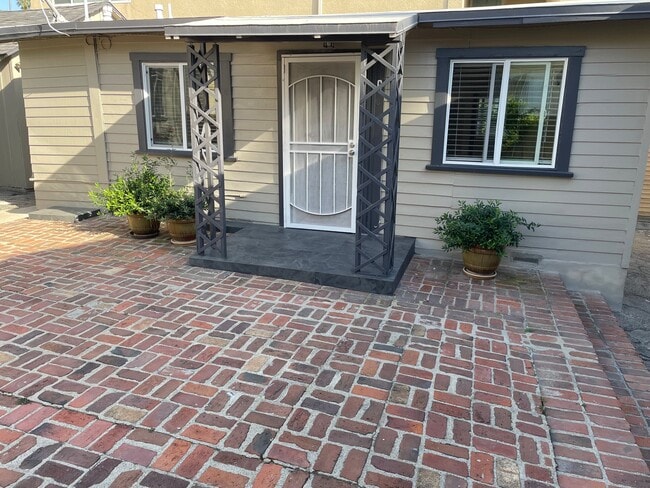 Building Photo - 933 18th St