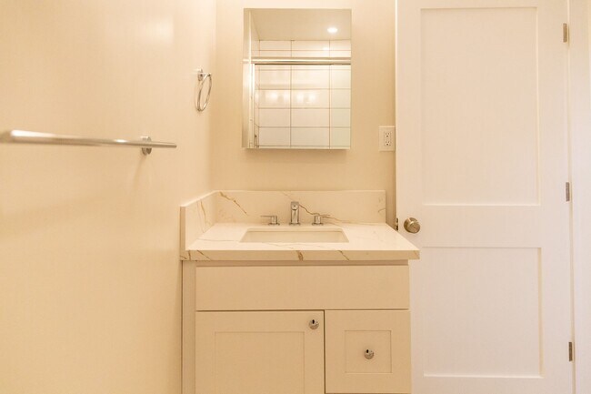 Building Photo - 1000-1006 Tilton