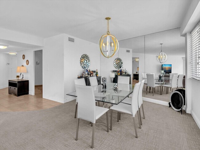 Building Photo - 3000 Holiday Dr