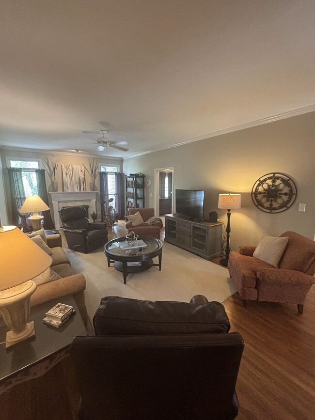 Building Photo - Spacious 3 Bed 2 Bath Home In Homewood With Large Basement