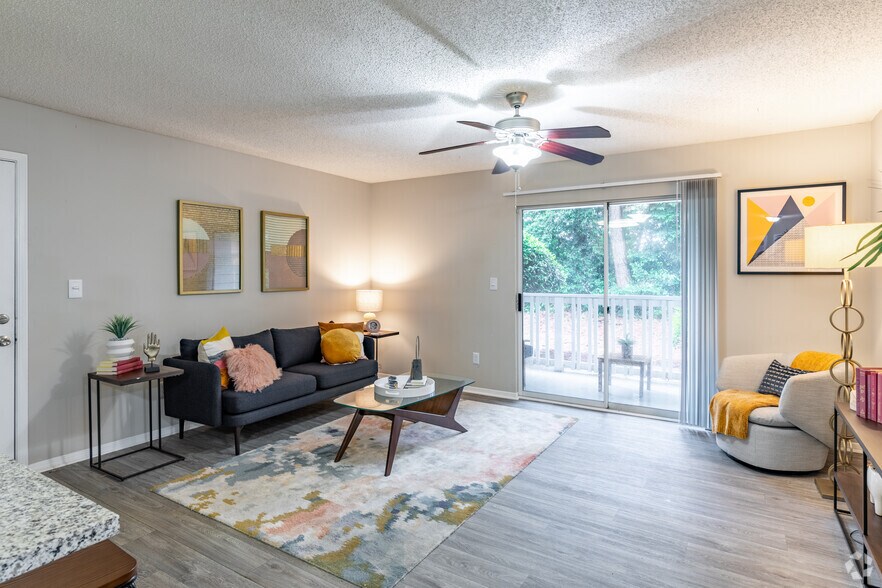 1BR, 1BA - 870SF, Living - Windmont Pointe