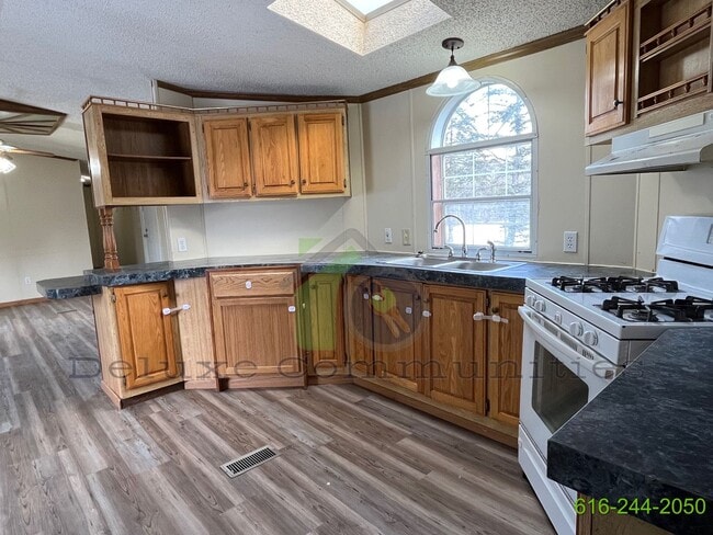 Building Photo - 3 Bedroom Mobile Home Available NOW! Baseline Estates Park