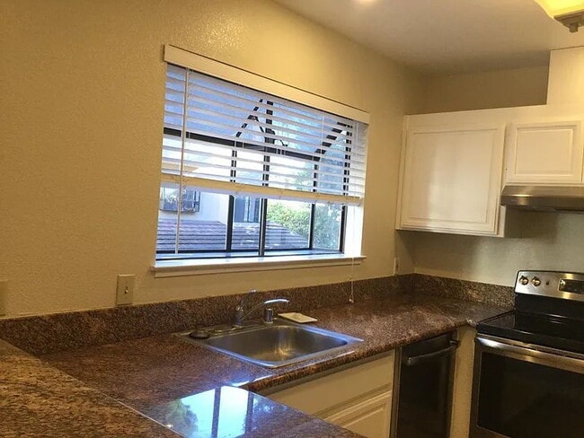 Building Photo - "Charming 2-Bed, 2-Bath Retreat in the Heart of Santa Clara!"