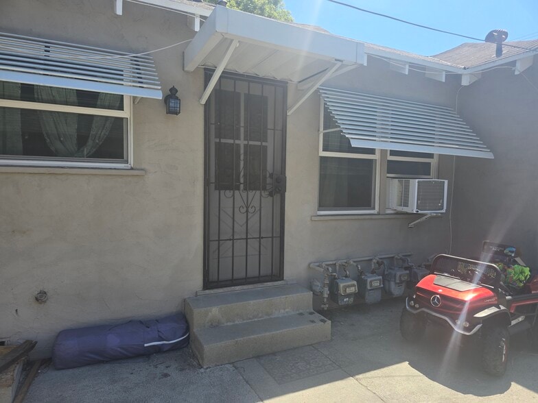 Building Photo - 12811 Oxnard St