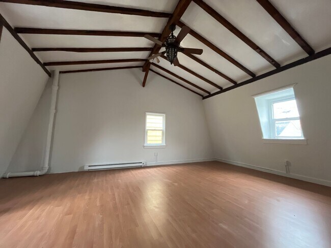 Building Photo - Beautifully Maintained End-Unit Townhome f...