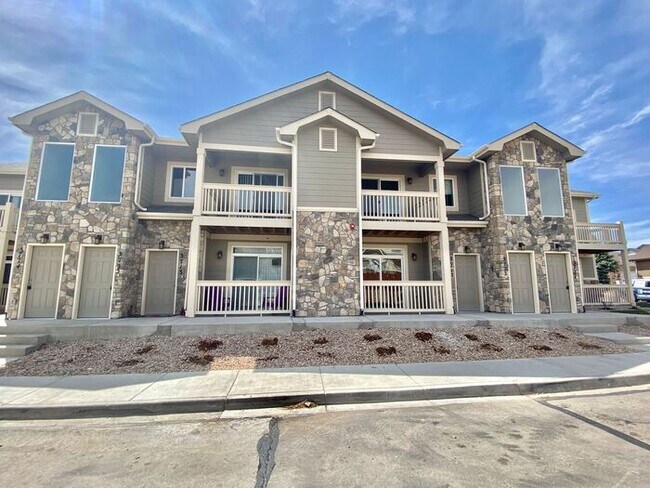 Building Photo - West Greeley Townhome with Garage!