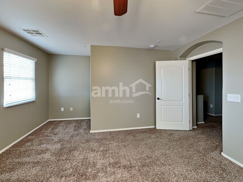 Building Photo - 889 S Storment Ln