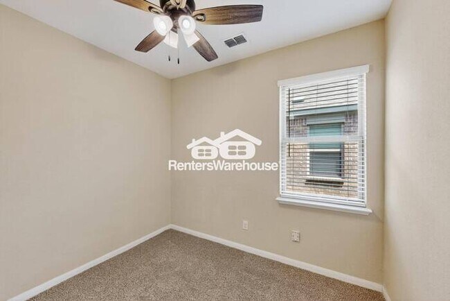 Building Photo - MOVE IN READY COMPLETELY UPDATED - 3BED/2B...