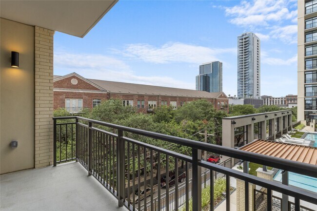 Building Photo - 2311 Westheimer Rd