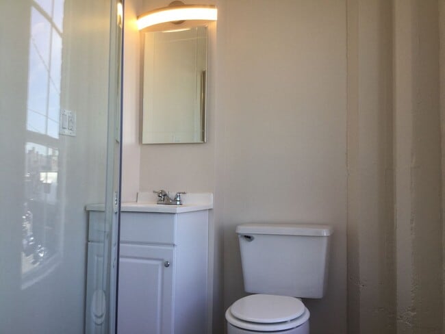 Building Photo - Charming Downtown Everett Studio