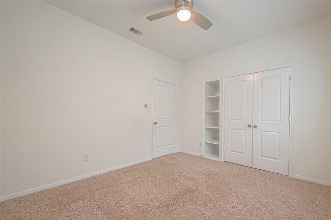 Building Photo - 1924 Honey Laurel Dr