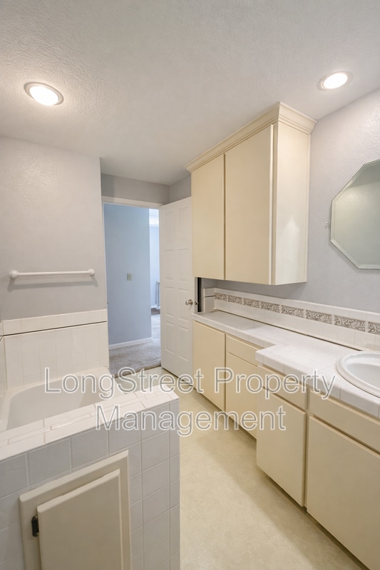 Building Photo - 2917 Takena St SW