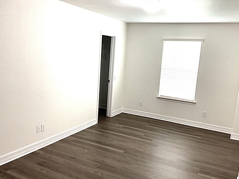 Building Photo - 736 Community Dr
