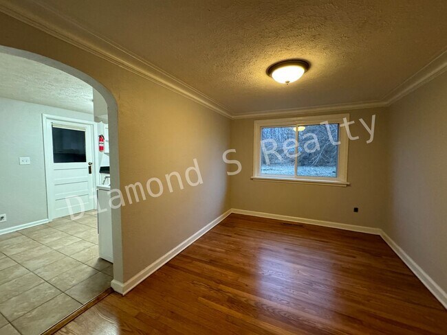 Building Photo - Gorgeous 2 Bedroom Home Available Early July - Great Location!
