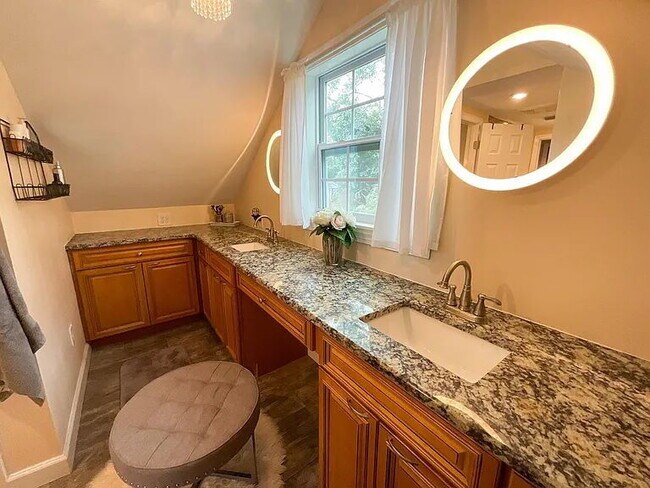 Building Photo - Fully Furnished Downtown St. Pete Craftsman | Walk to Hospitals & Waterfront