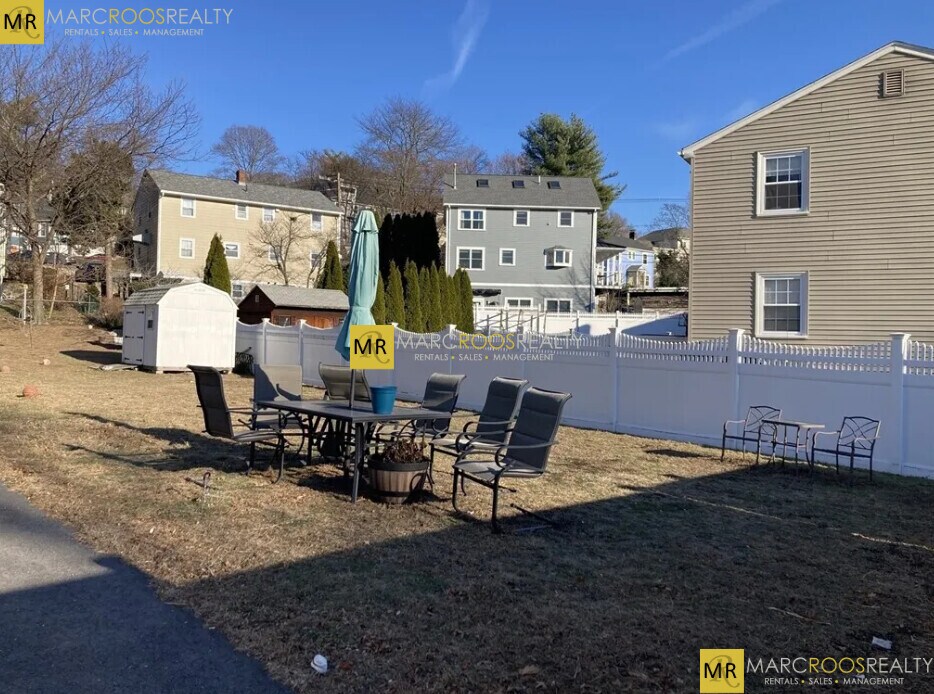 Building Photo - 10 Pine St