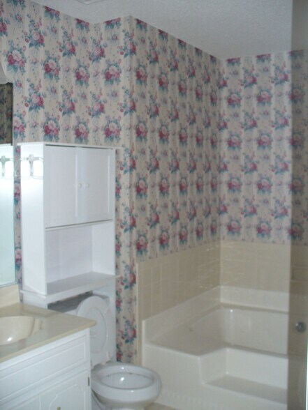 Building Photo - 1013 Pleasant Valley Dr