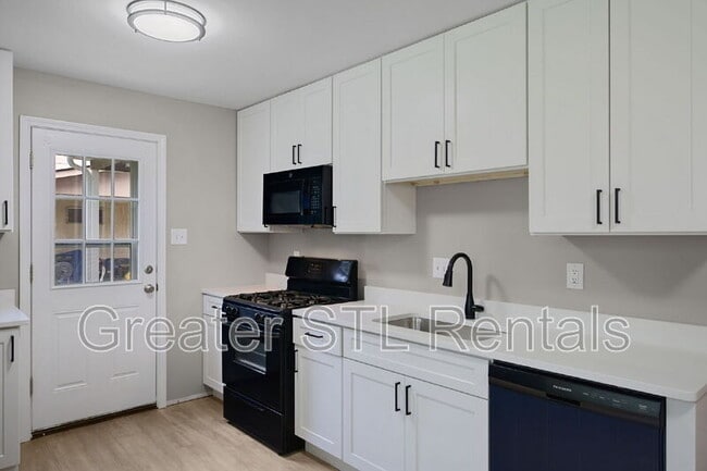 Building Photo - 2115 Campus Dr