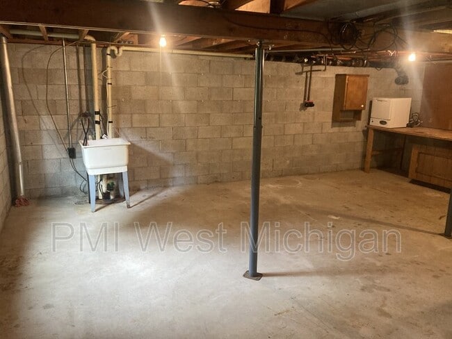 Building Photo - 7255 Periwinkle Ave SE