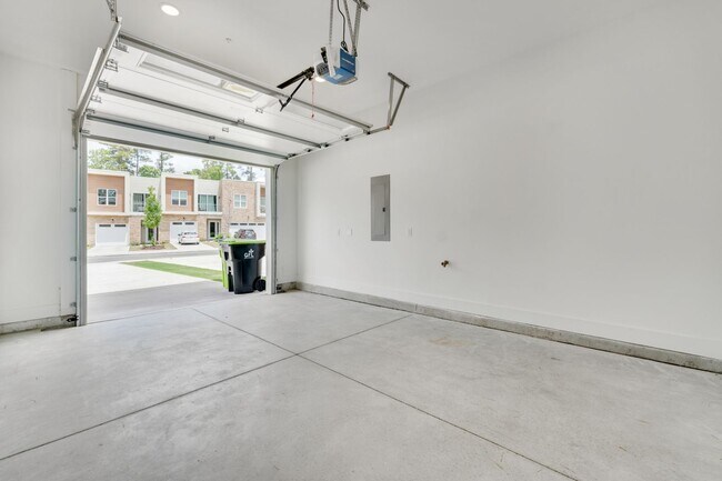 Building Photo - Absolutely STUNNING 3 Bed/ 4 Bath Townhous...