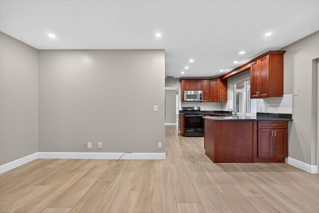 Building Photo - 905 Shore Dr