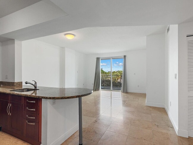 Building Photo - "Chic 1-Bedroom Retreat in the Heart of Miami - 782 Sq Ft of Comfort!"