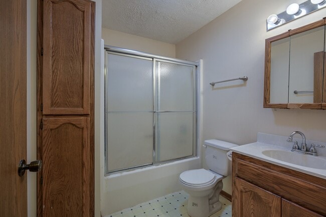 Large bathroom at Gretna Oaks. - Gretna Oaks
