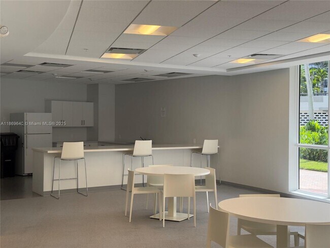 Building Photo - 2500 Parkview Dr
