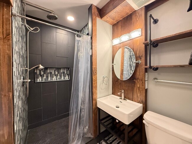 Building Photo - 780 Curfew St