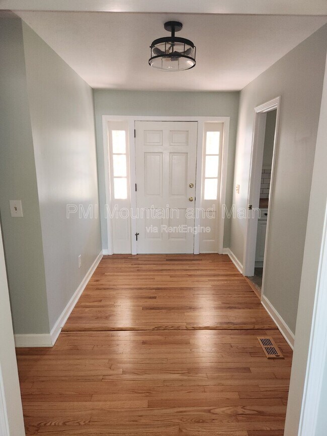 Building Photo - 1220 Woodmont Dr