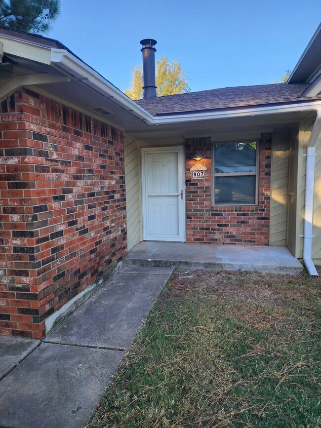 Building Photo - 807 S Jones Ln