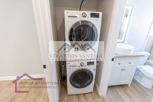 Building Photo - 351 E Thomas Rd