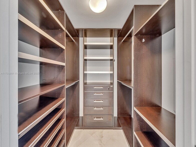 Building Photo - 475 Brickell Ave
