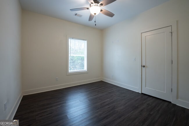 Building Photo - 1000 Bell Cir