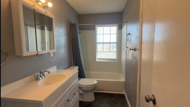 Building Photo - 1112 Olive St