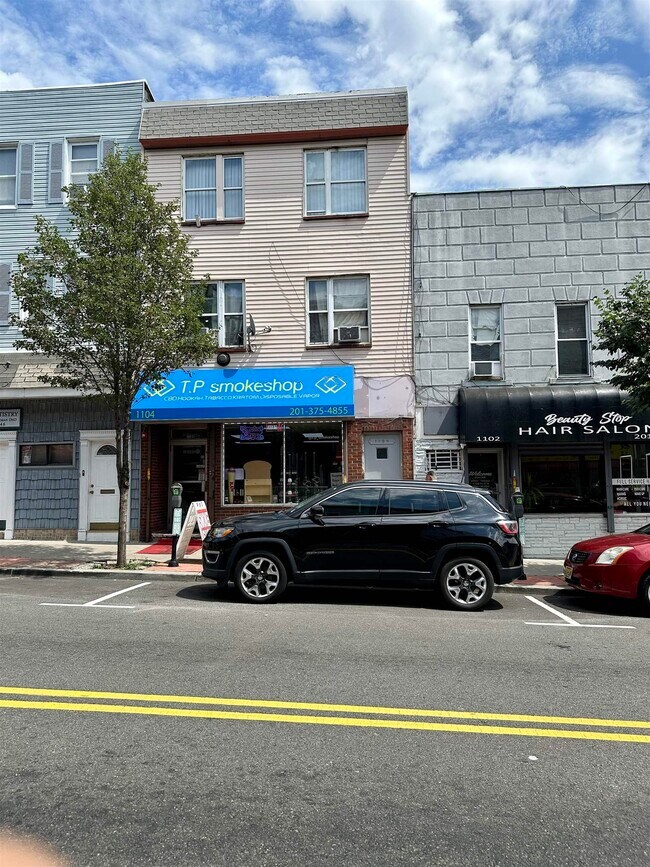 Primary Photo - 1104 Summit Ave