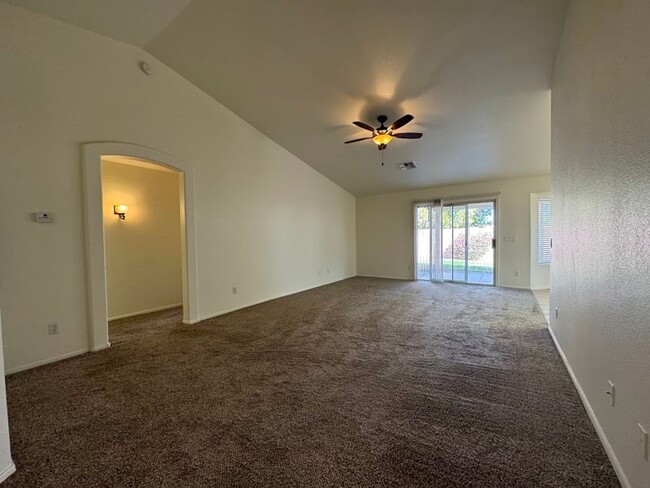 Building Photo - Your Dream Home Awaits! Move In Now and Sa...