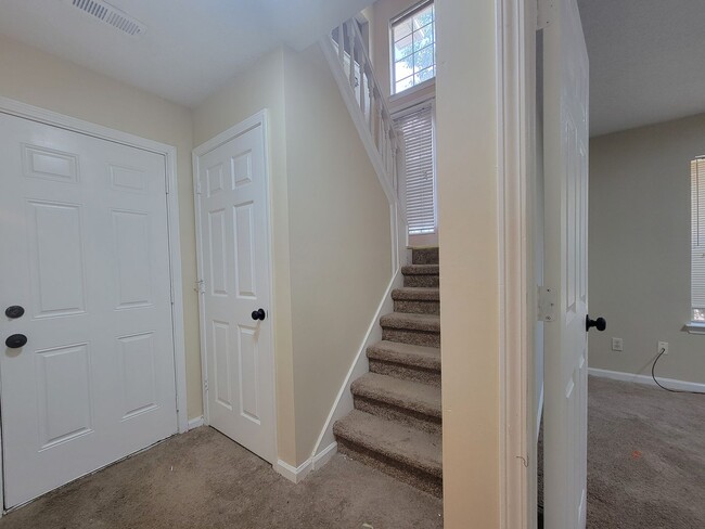 Building Photo - Great In-Law Suite Property - Master on Up...
