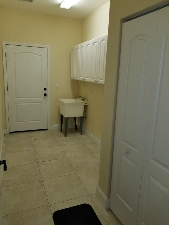 Building Photo - THREE BEDROOM NORTHEAST ST. PETERSBURG HOME