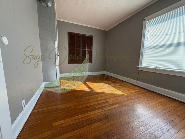 Building Photo - ORIGINAL HARDWOOD FLOORS! 1/2 MONTH OF FRE...