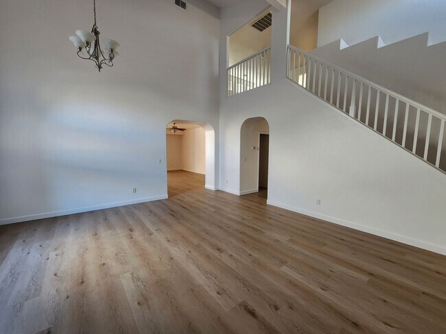 Building Photo - Beautiful 5 bed/4 bath home in Santa Nella!